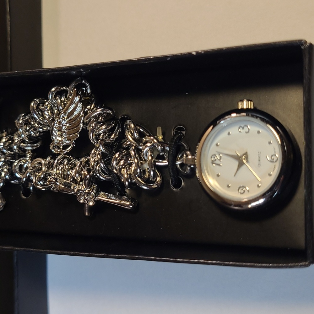New In Box Avon Silver Charm Cross Watch Bracelet - Picture 7 of 7
